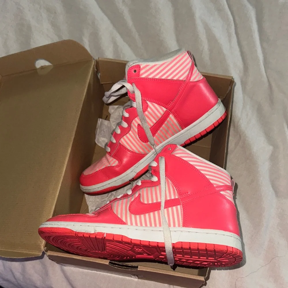 Nike Pink and White Striped Sneakers - Picture 7 of 9